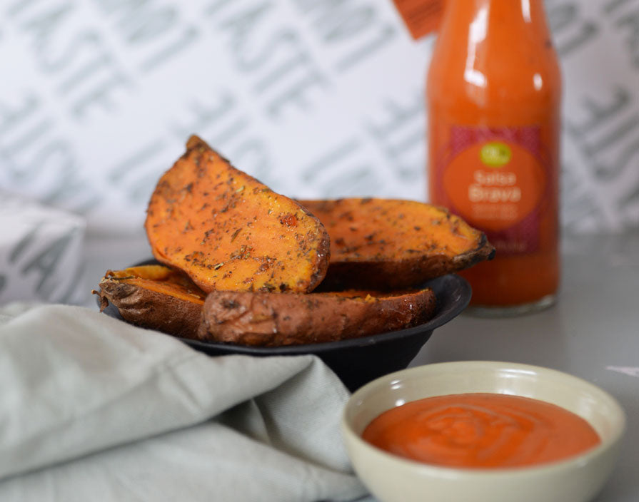 Geröstete Süßkartoffeln mit Salsa Brava-Sauce