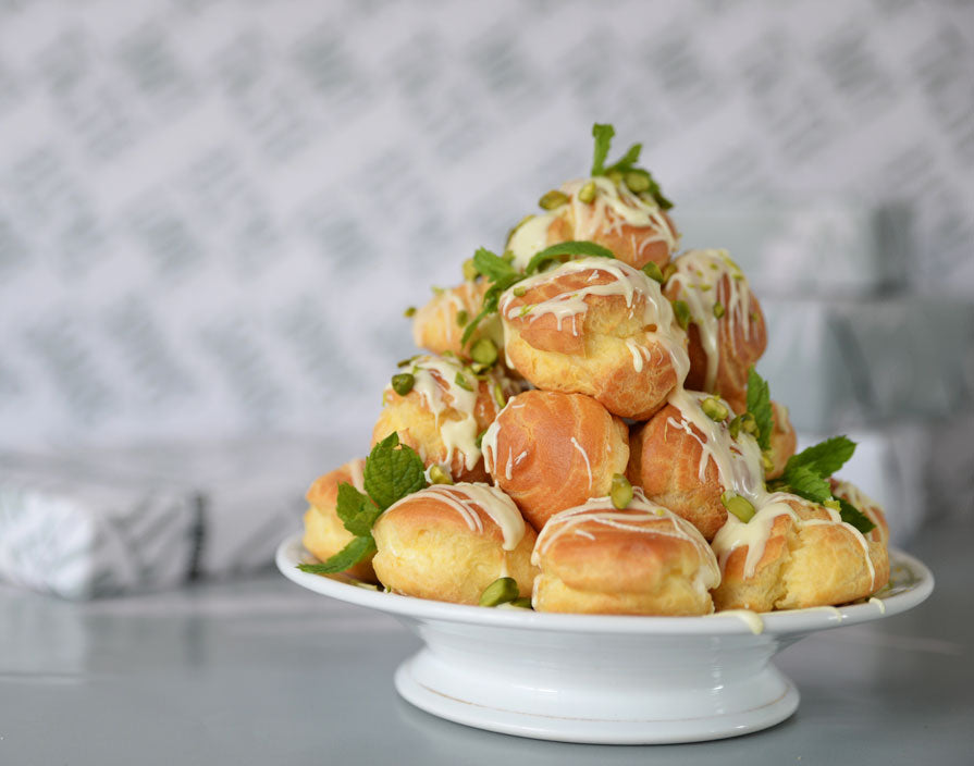 Brandteigturm mit Lemon Curd, Zitroneneis und Pistazien