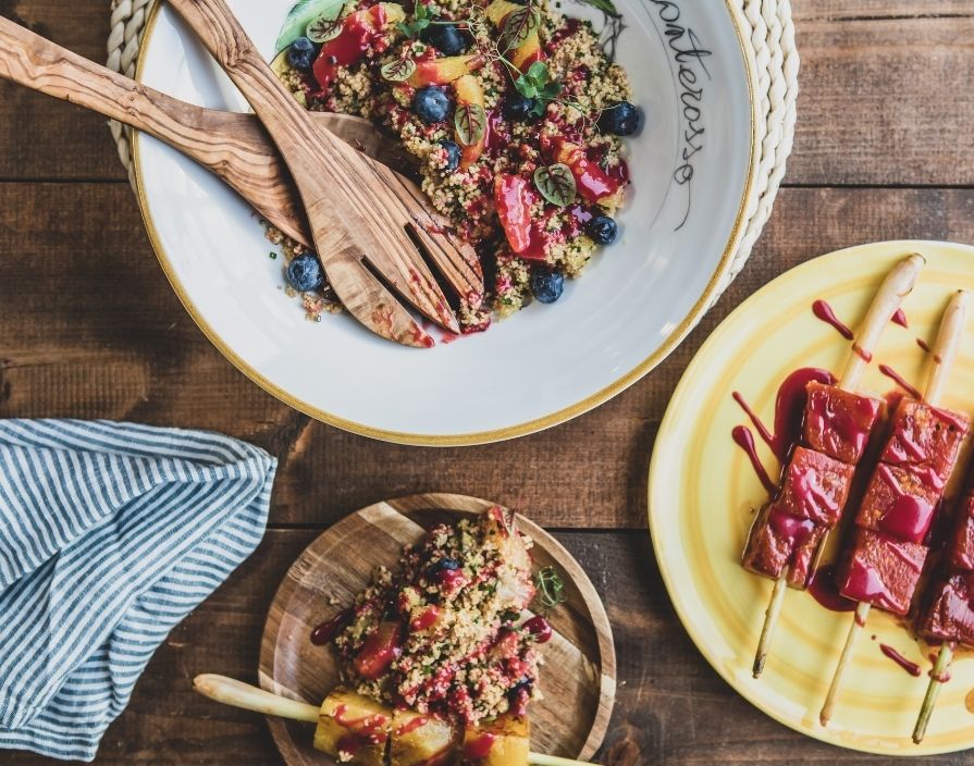 Couscous-Salat mit Obstspießen