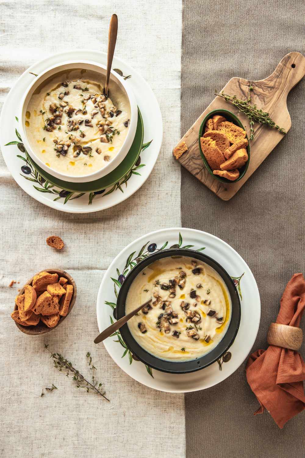Knolselderijsoep met extra vierge olijfolie met eekhoorntjesbrood