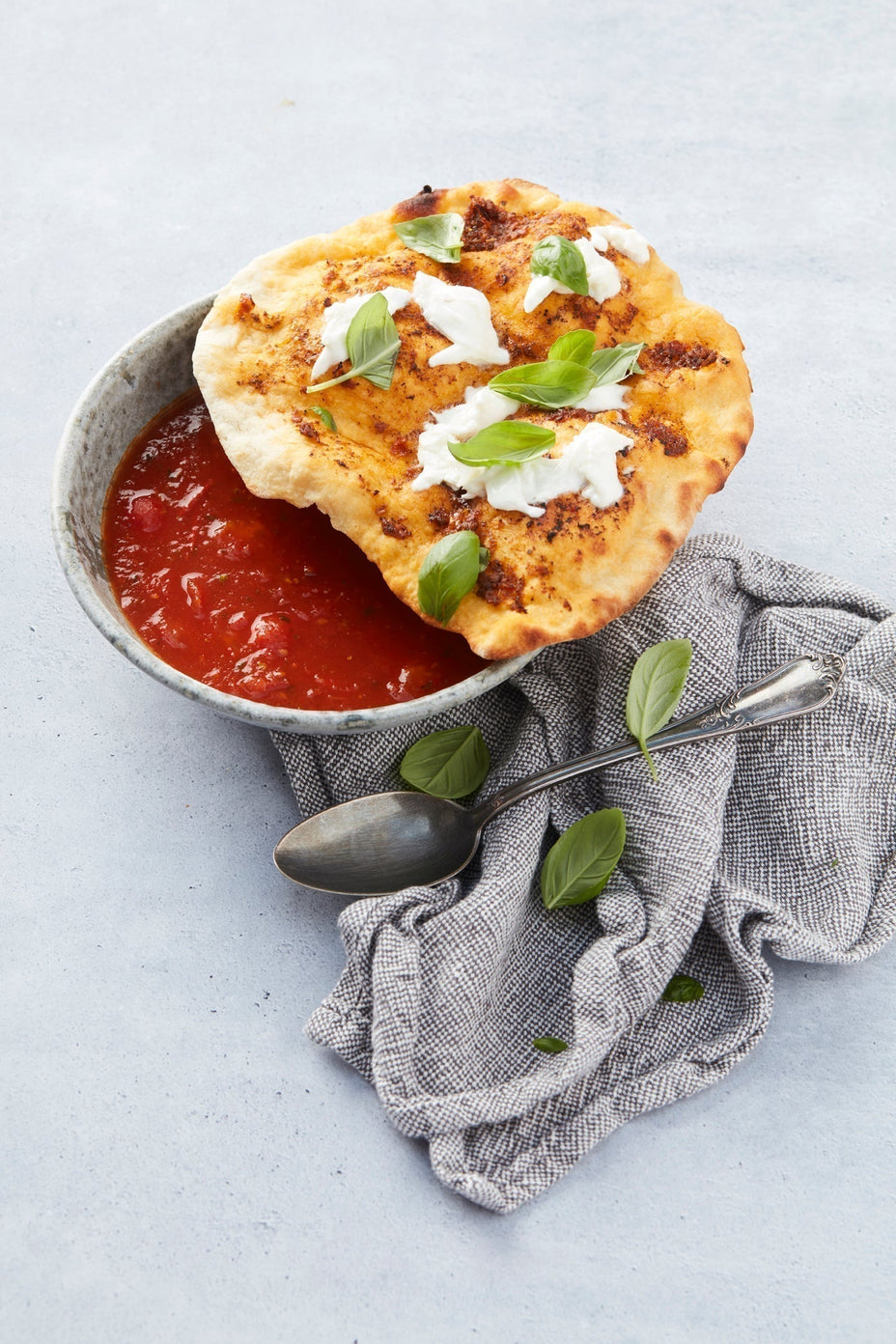 Pittige tomatensoep met pizzadakje