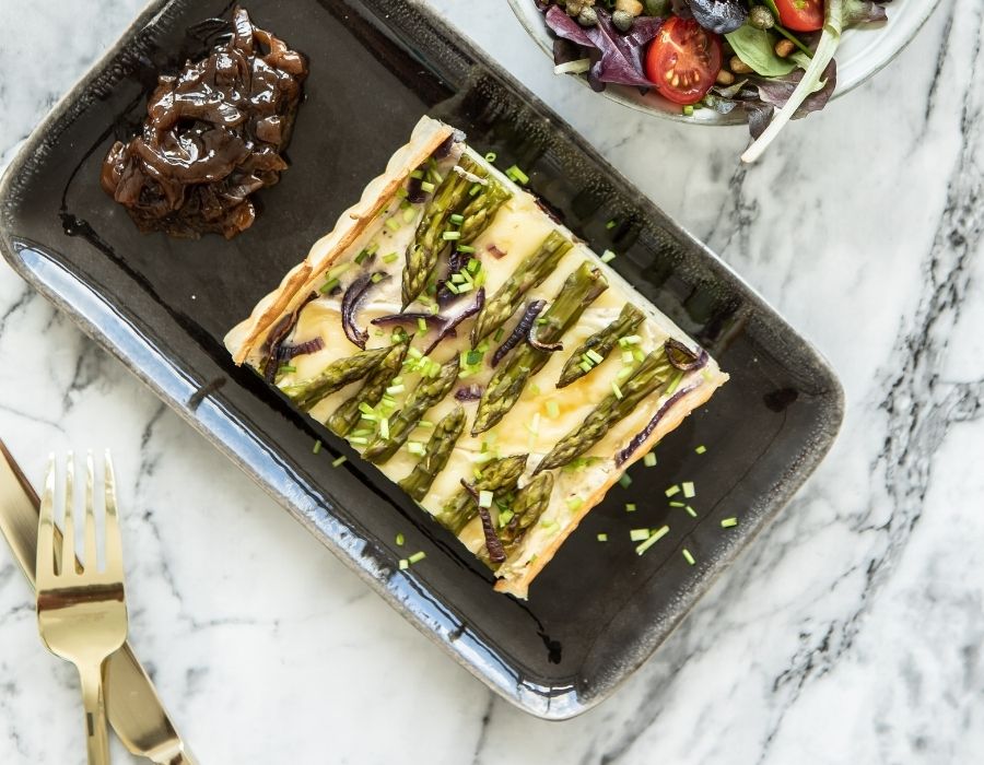 Hartige groene aspergetaart met gekarameliseerde uien