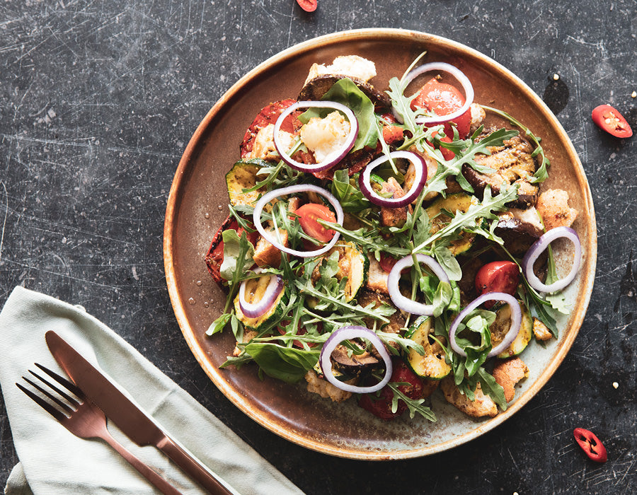 Panzanella-Salat mit BBQ-Gemüse und Pesto Piccante