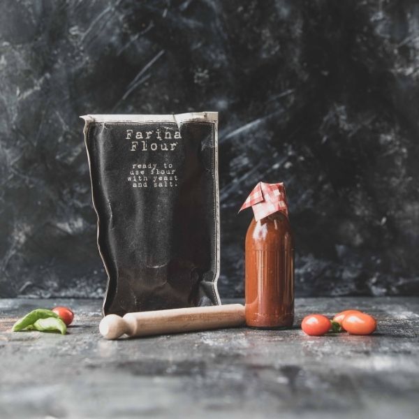 Italienisches Pizzaset mit Pizzamehl, Tomatensauce und Nudelholz - Geschenkset